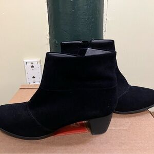 Softwalk. 8 M. Elegant, black suede ankle boot.
Never worn . New.  Side zipper.